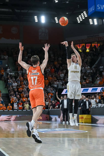 括了多名高 括了多名高